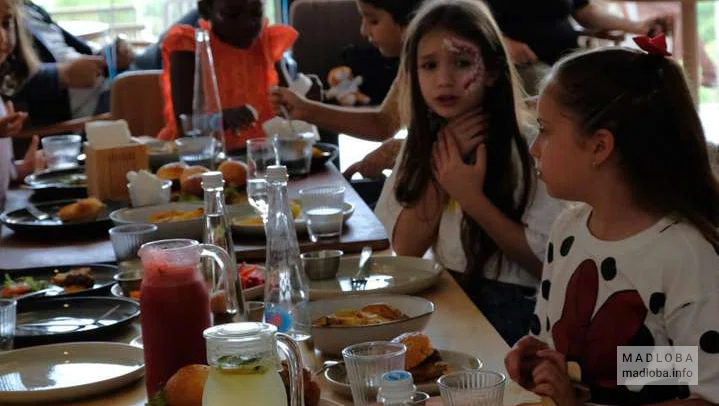 Празднование дня рождения в кафе Pause в Тбилиси