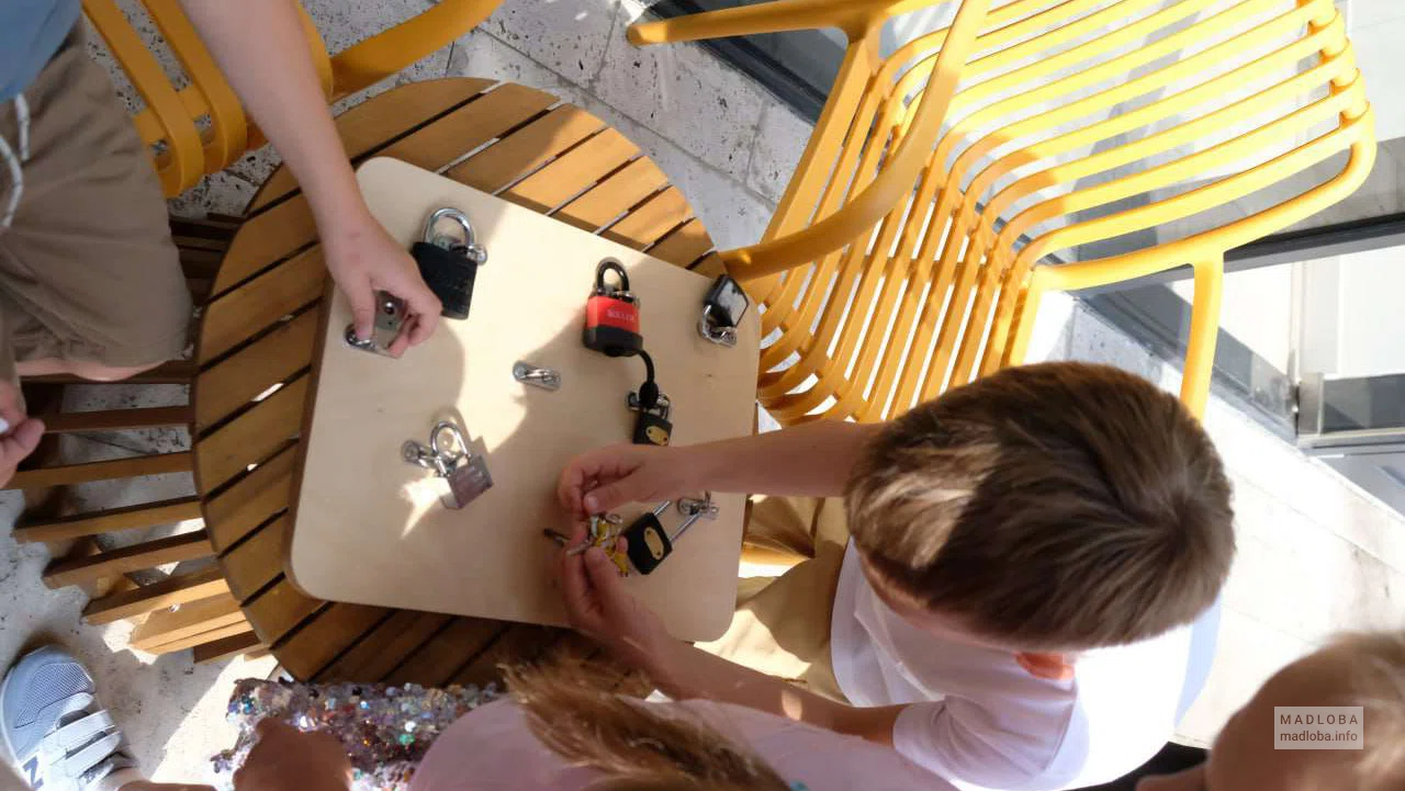 Игры для детей в кафе Pause