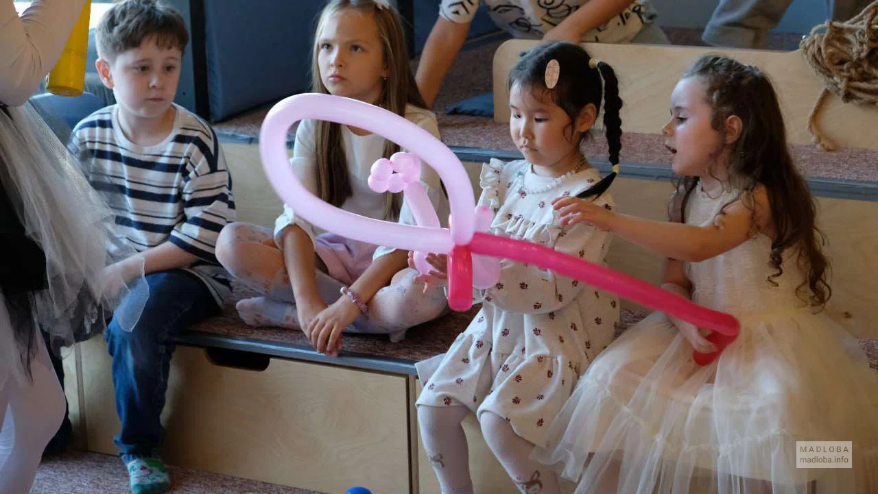 Дети с воздушными шарами в кафе Pause