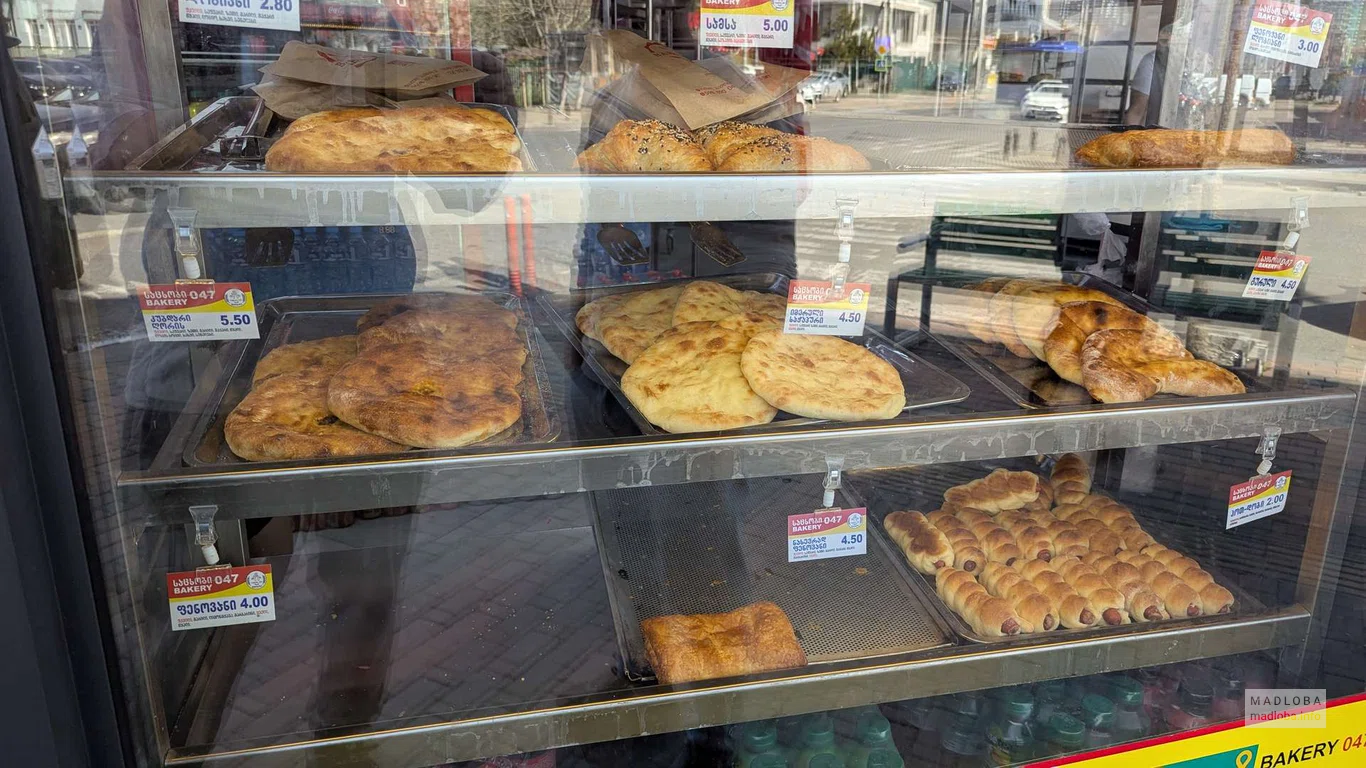 Свежая грузинская выпечка в  Bakery 047 в Батуми