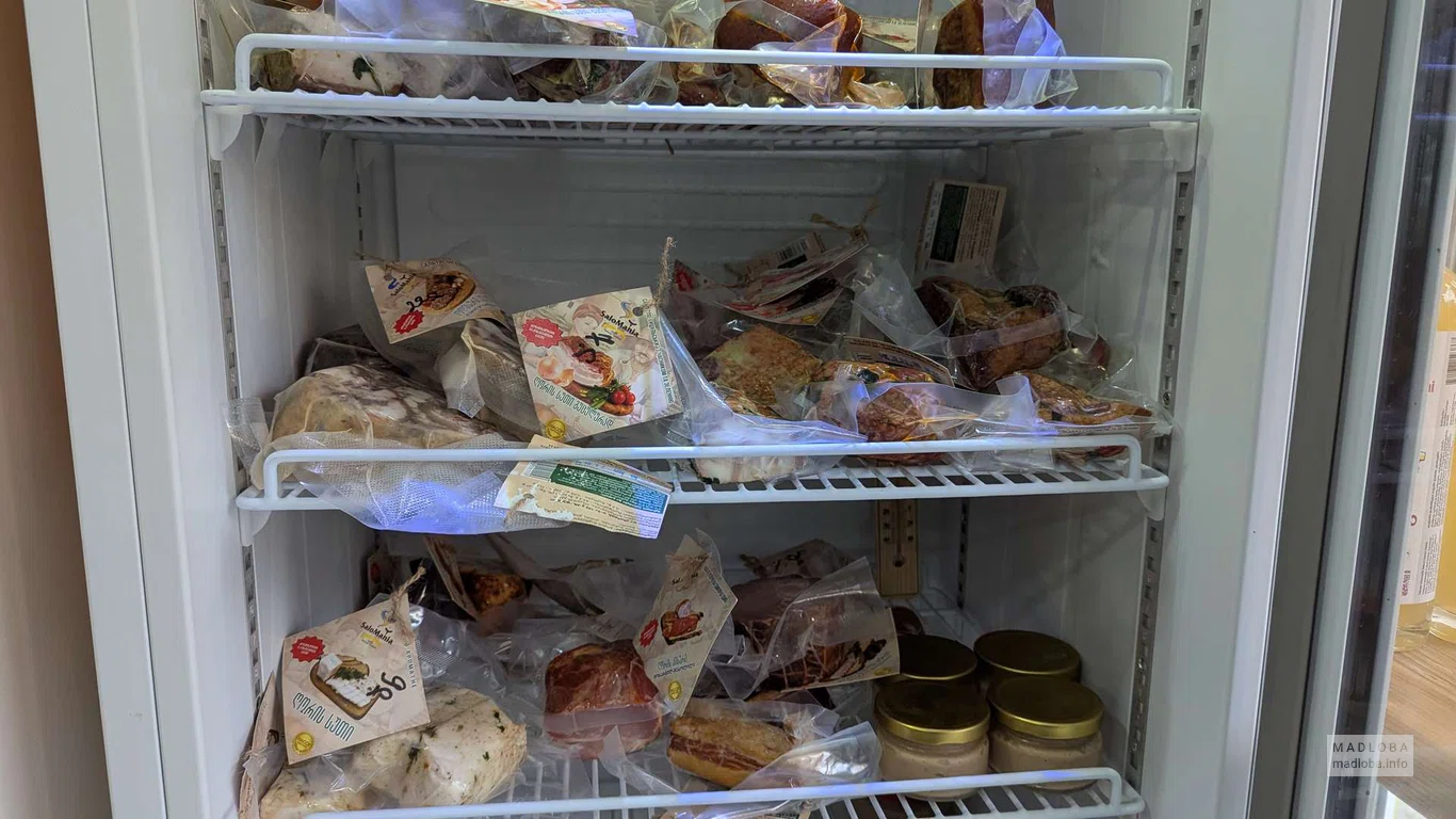 Мясная продукция в холодильнике магазина Пельменидзе