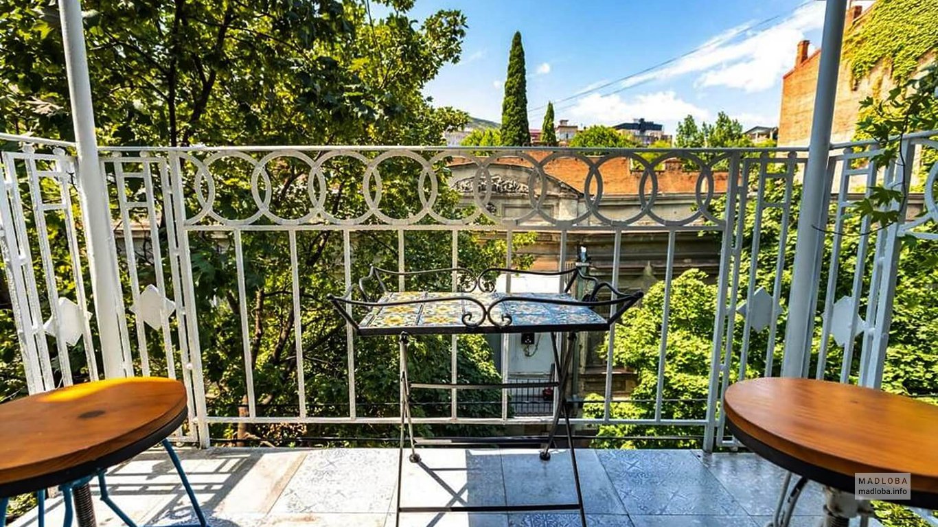 Мебель на балконе в Тбилиси