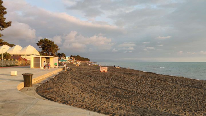 Sandy beach behind the Ureki embankment