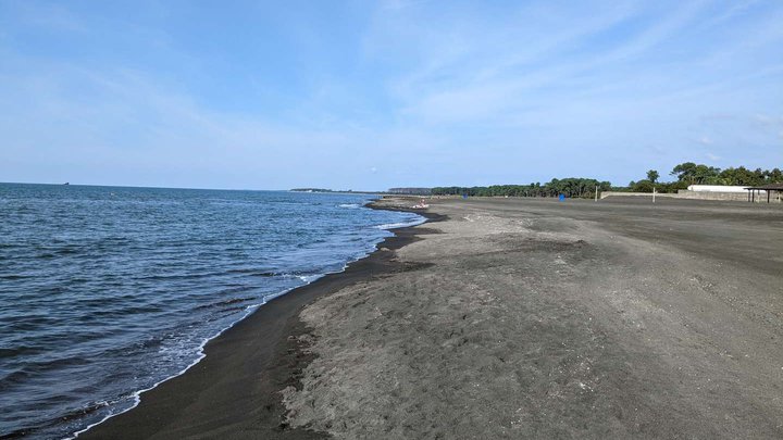 Sandy beach behind the Ureki embankment