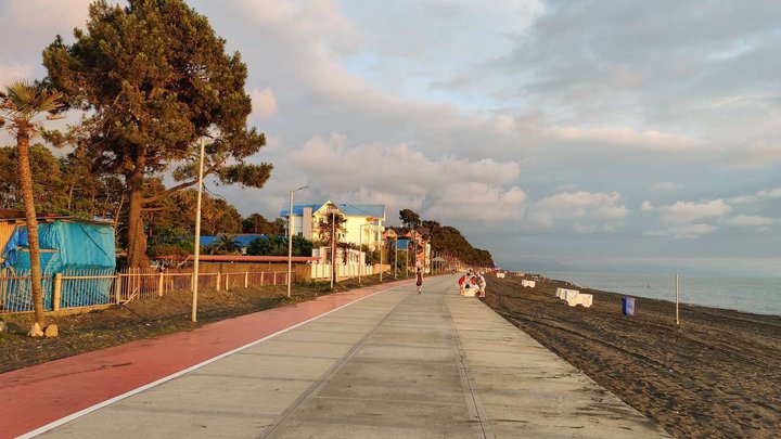 Sandy beach behind the Ureki embankment