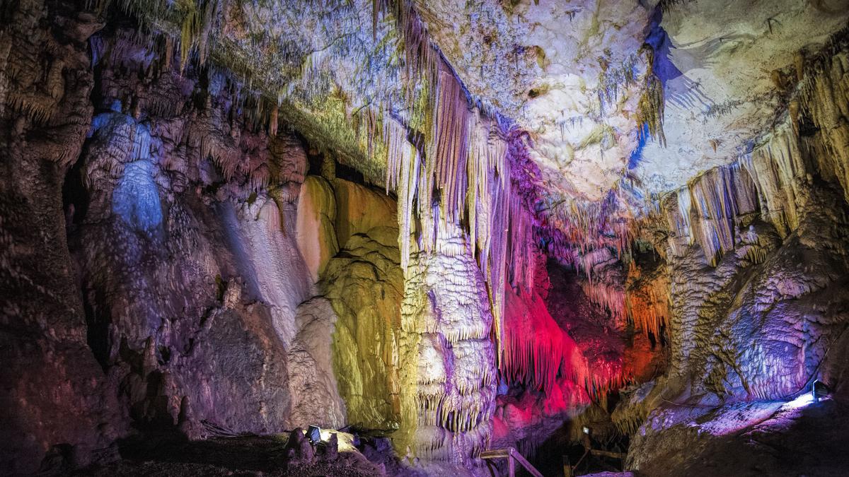 Карстовая пещера Абрскила