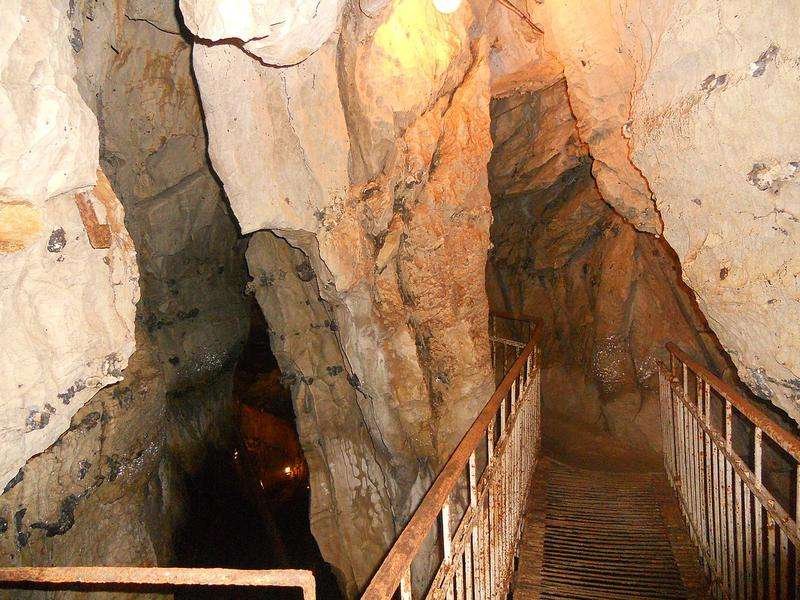 Gorge in the Navenakhevi cave