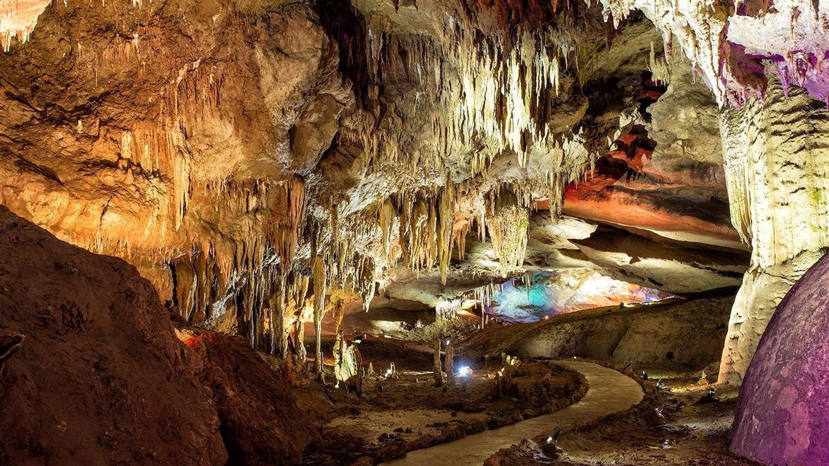 Внутри пещеры Прометея