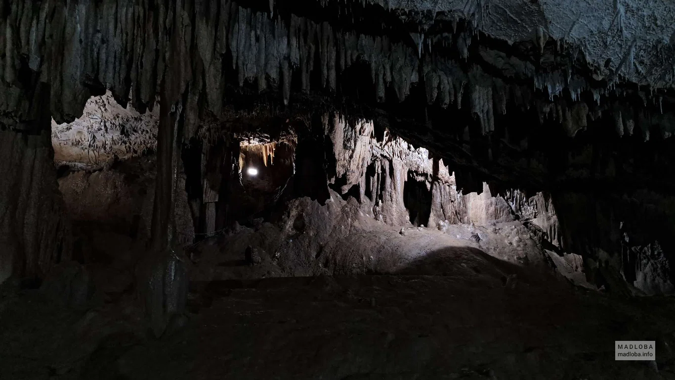 Многовековые сталактиты и сталагмиты в пещере Абрскила