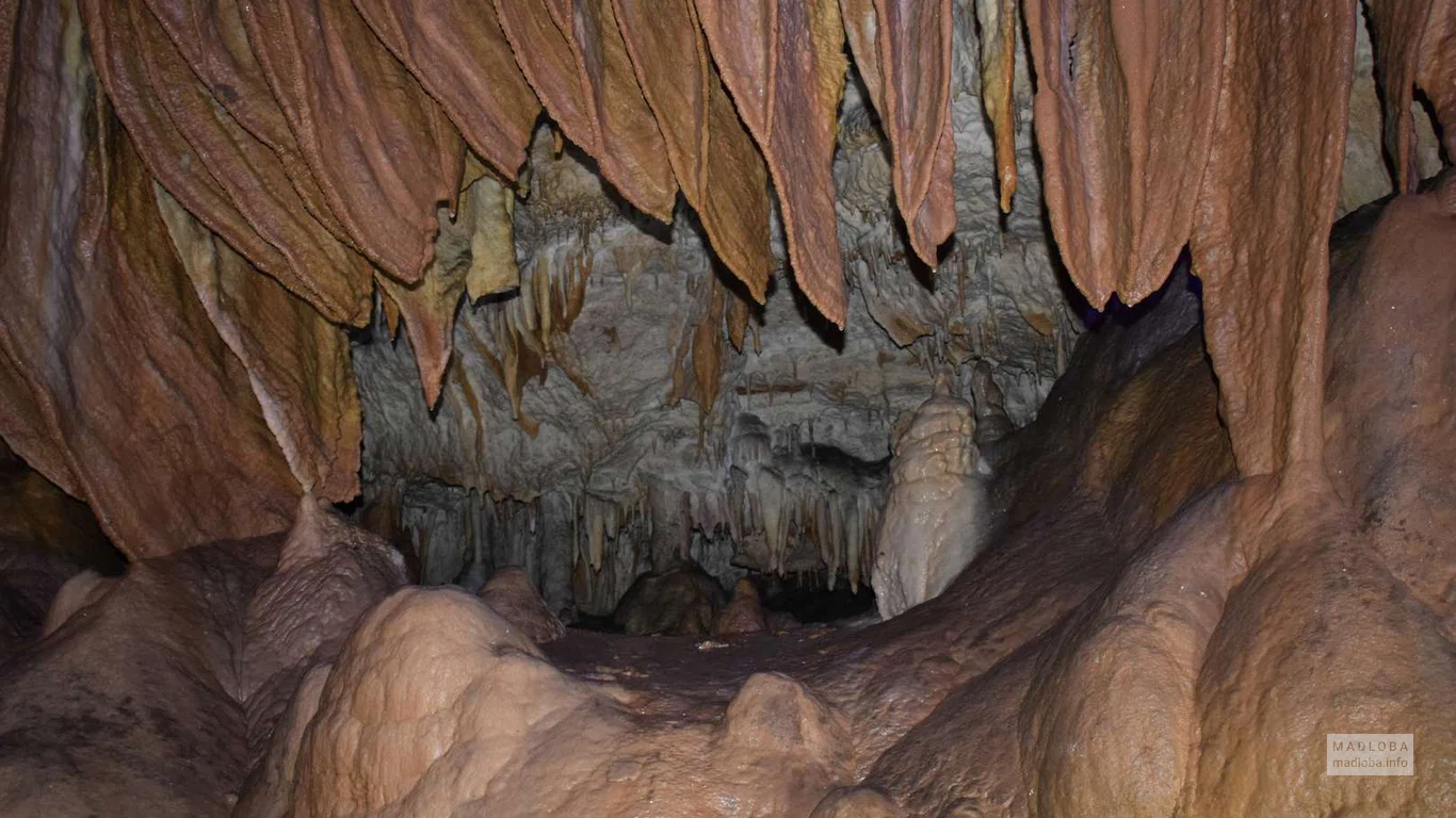 Множественные сталактиты в пещере Абрскила