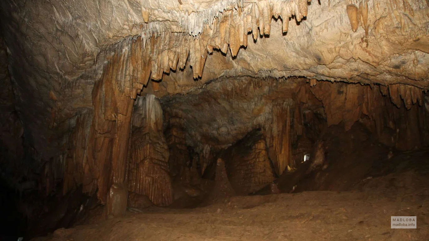 Низкие своды в пещере Абрскила