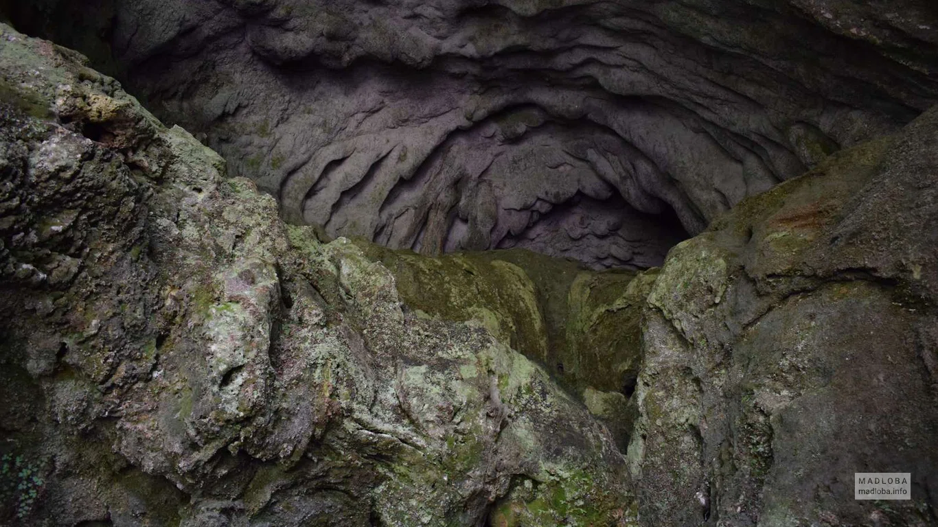 Тайный проход в пещере Абрскила