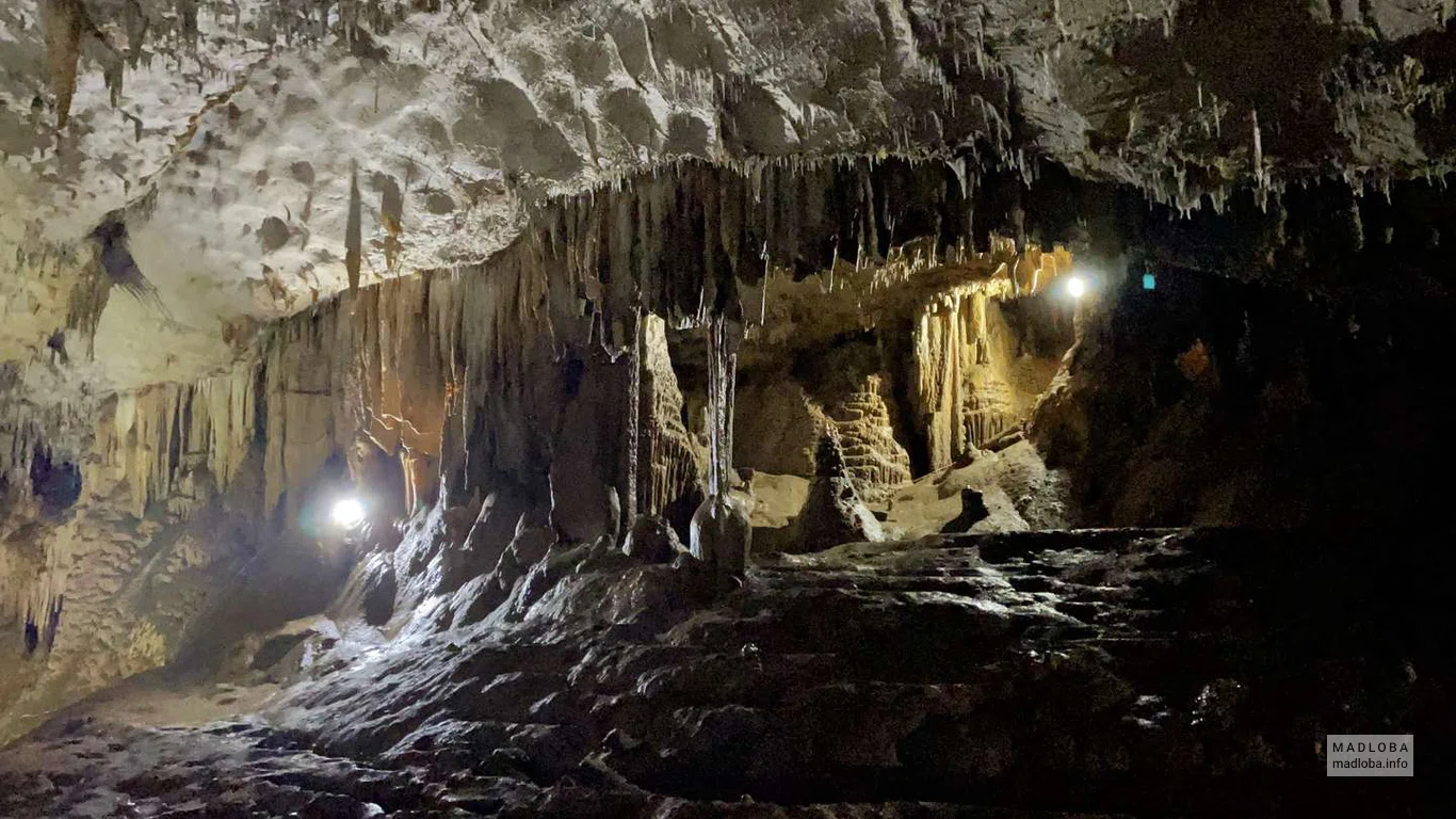 Освещенный участок для осмотра туристами в пещере Абрскила