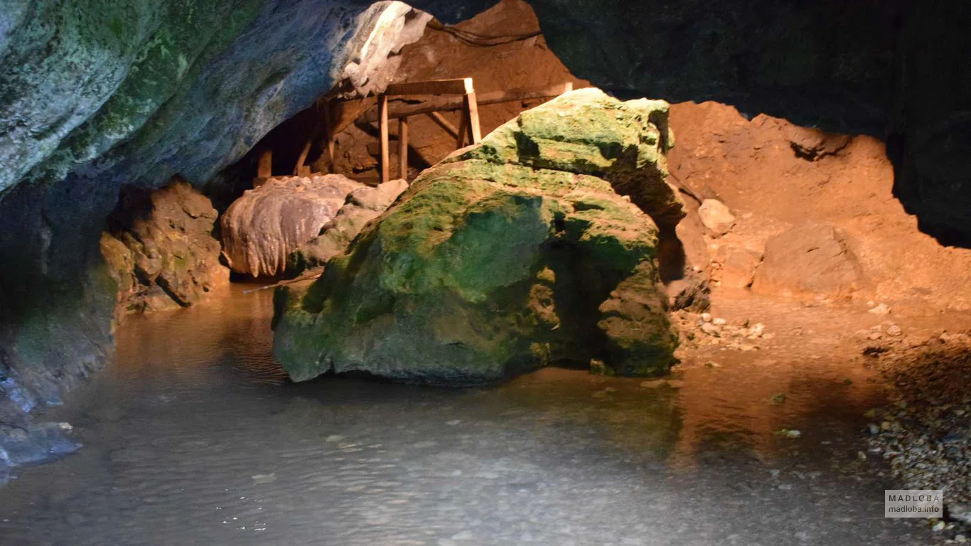 Пещерная река в Абрскила