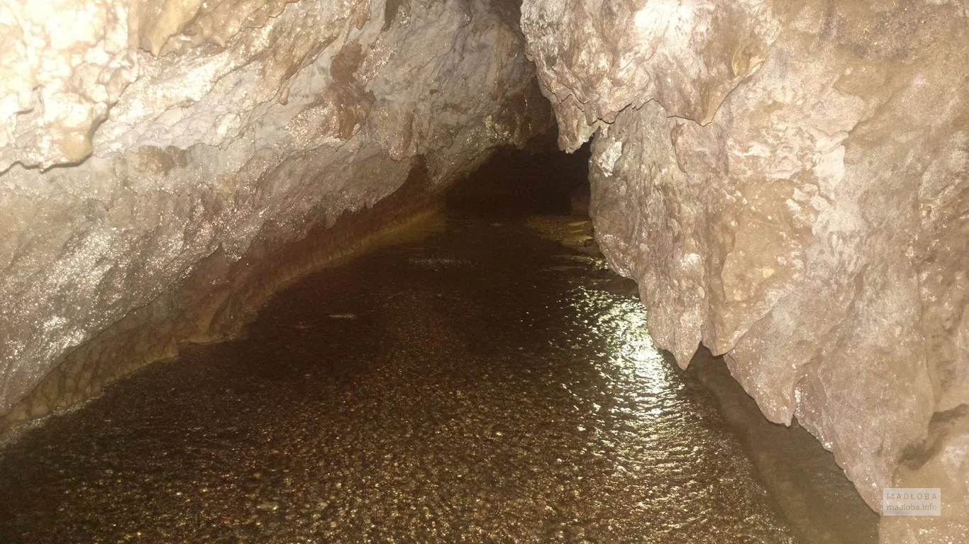 Подземная река в пещере Абрскила