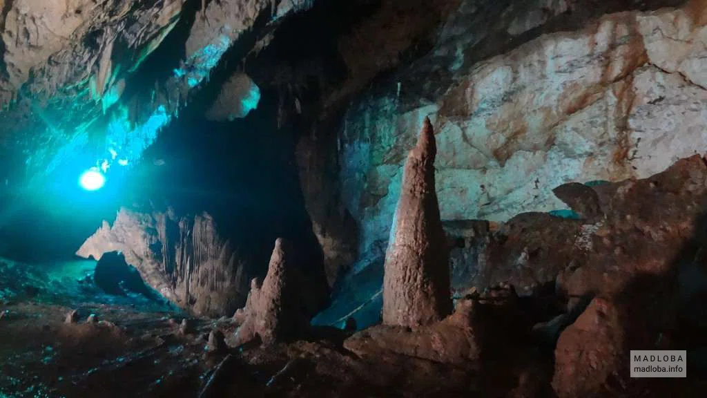Растущие сталагмиты в пещере Абрскила