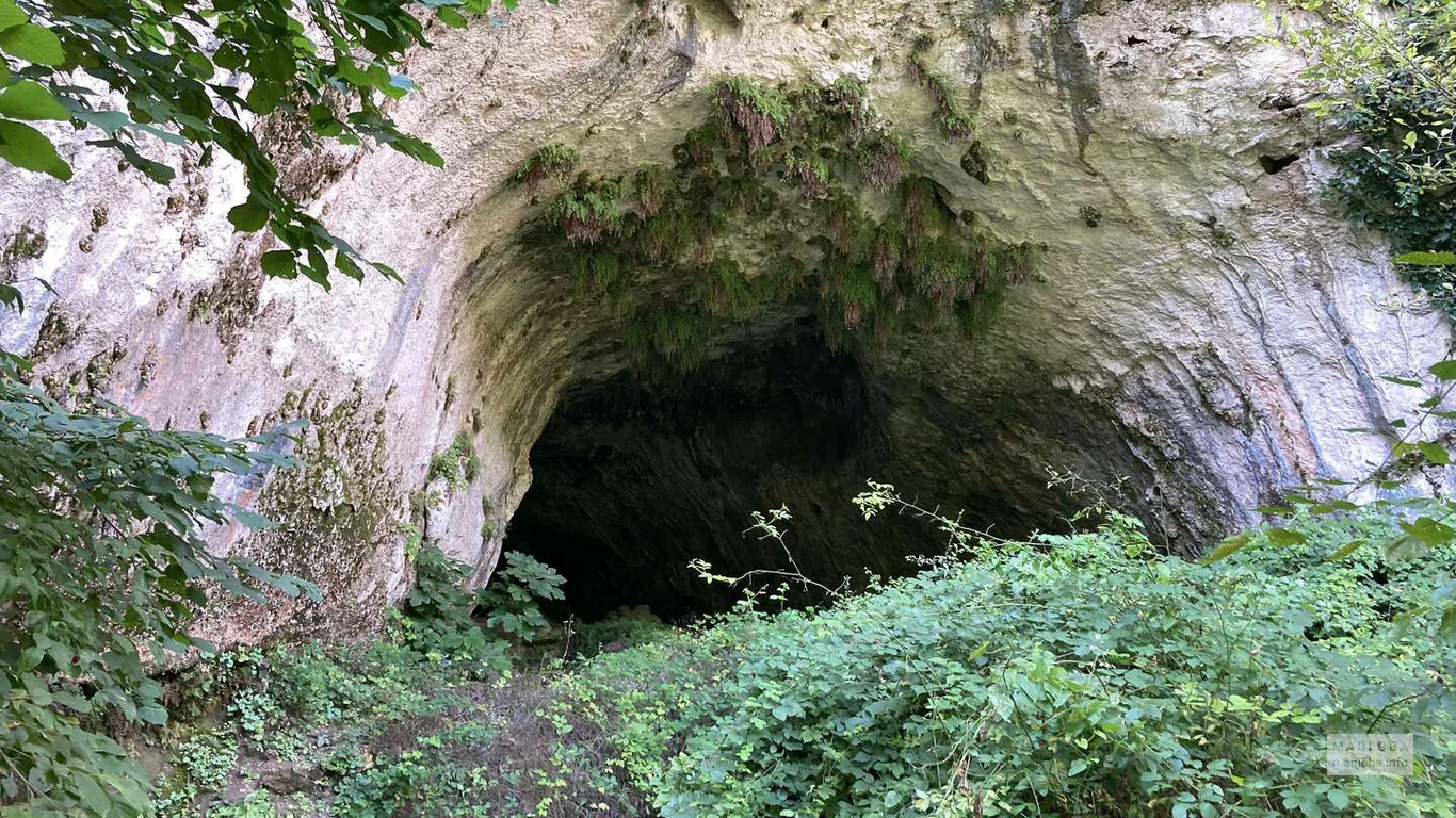 Вход в пещеру Дзудзуана