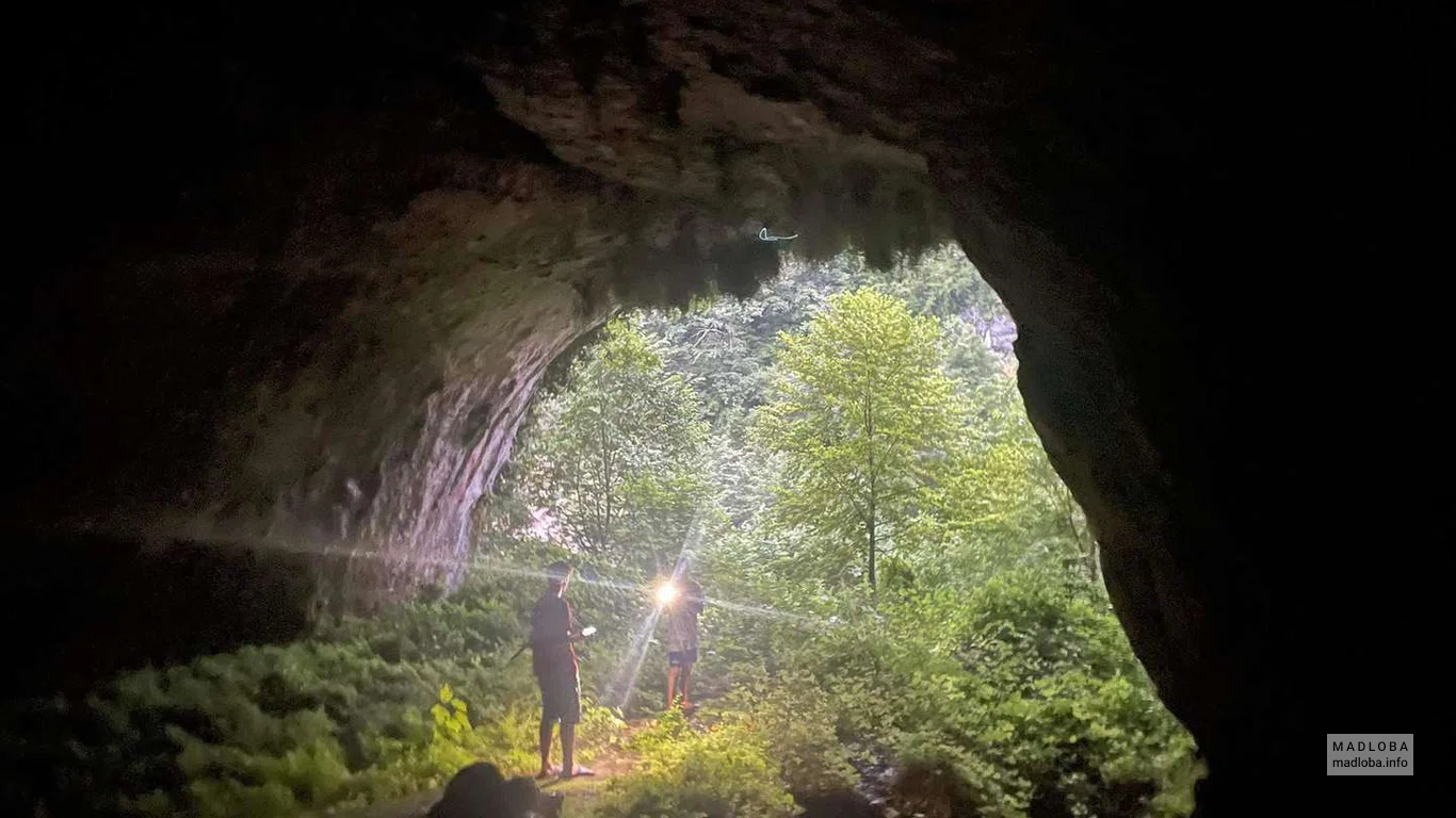 Туристы осматривают своды пещеры Дзудзуана