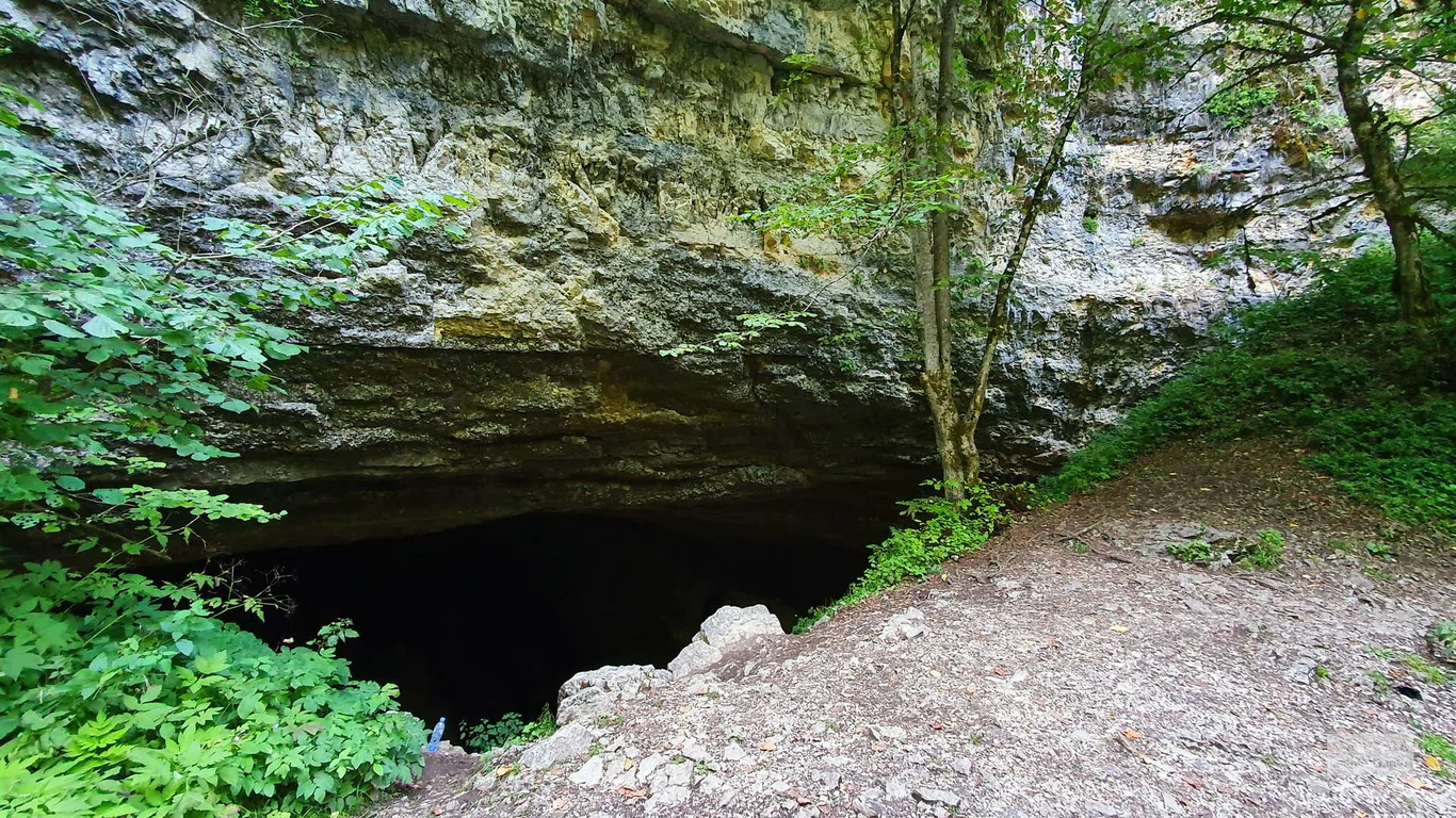 Вход в пещеру Хорхеби