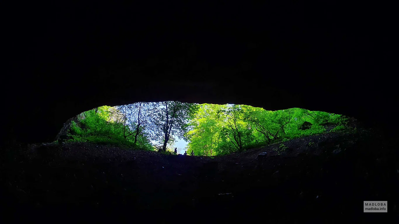 Вид наружу из пещеры Хорхеби