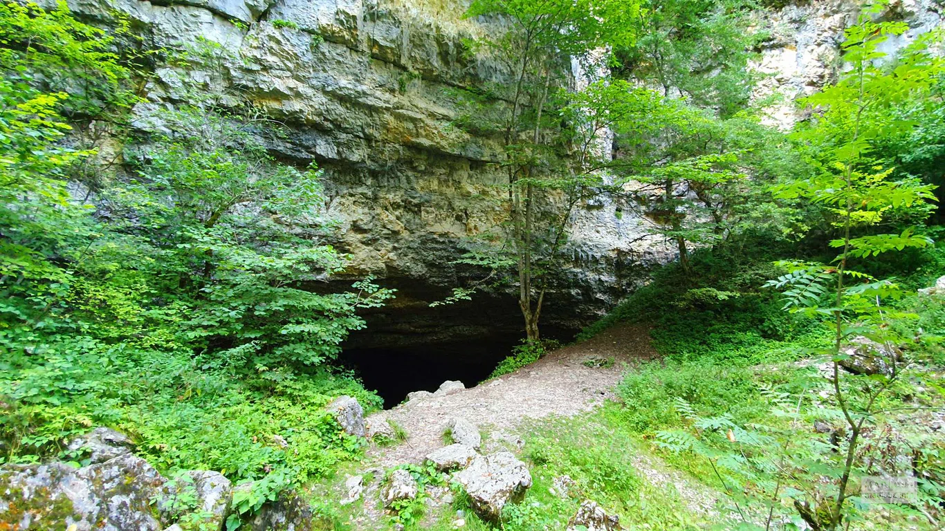 Спрятанная в природе пещера Хорхеби