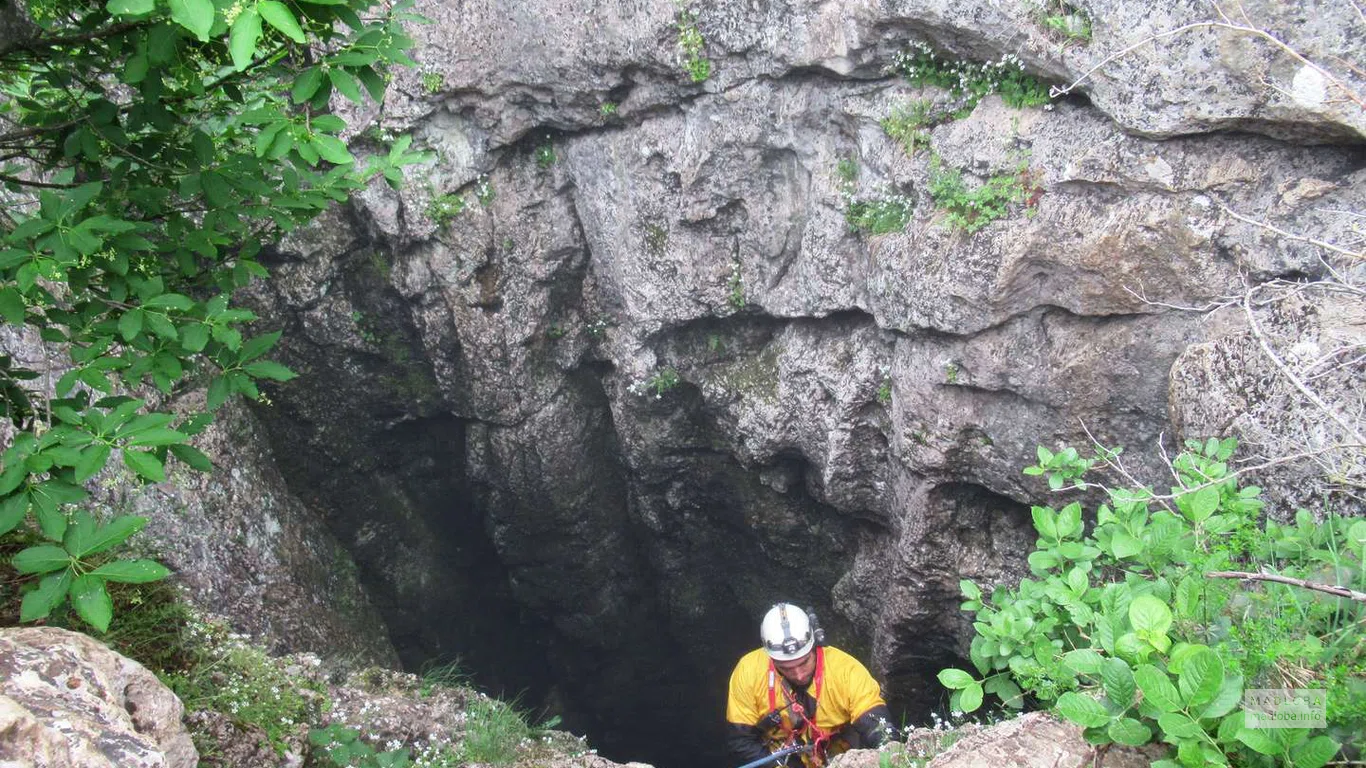 Альпинист спускается в пещеру Крубера