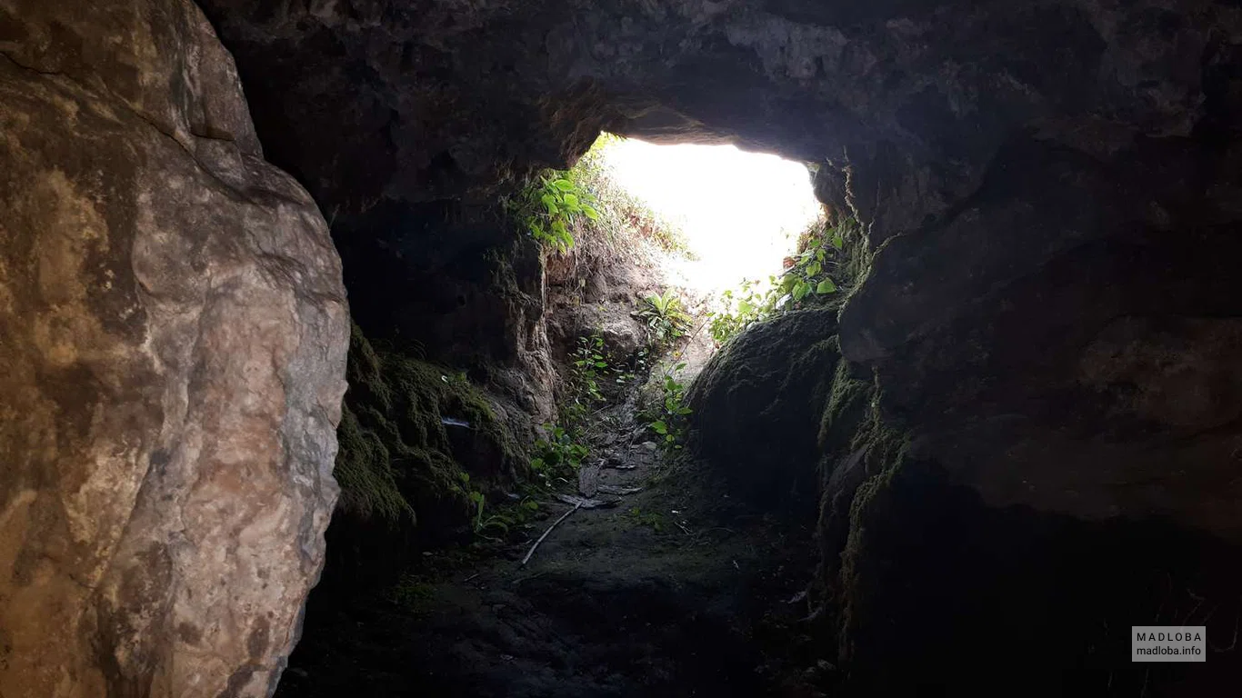 Внутри пещеры  Мандаэти