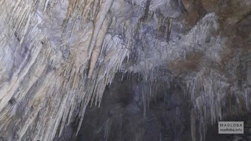 Сталактиты в пещере Мандаэти