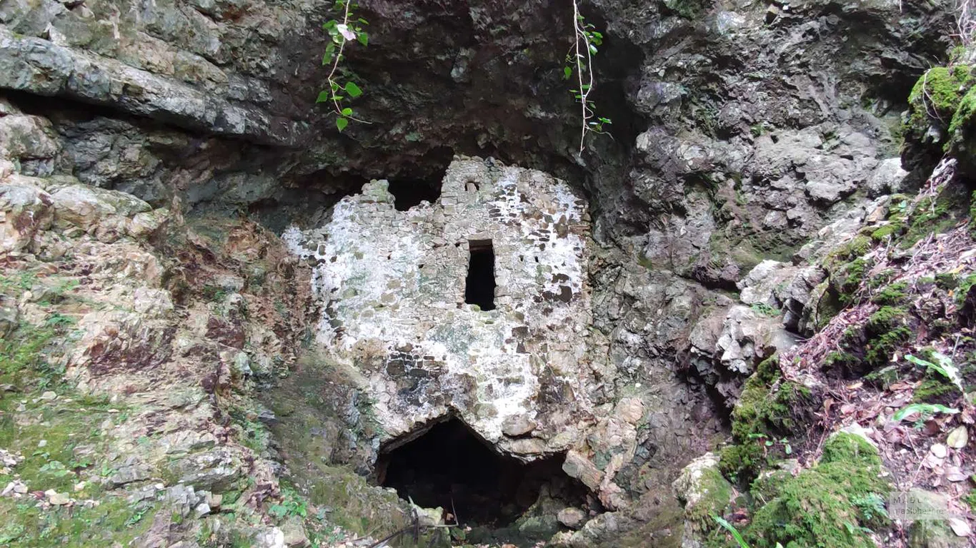 Вход в пещеру Мотена