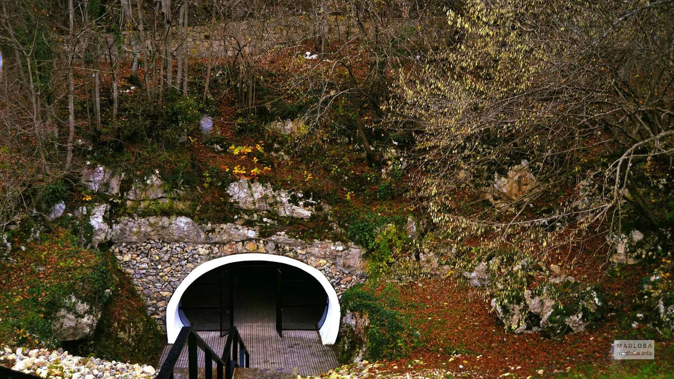 Вход в пещеру Навенахеви