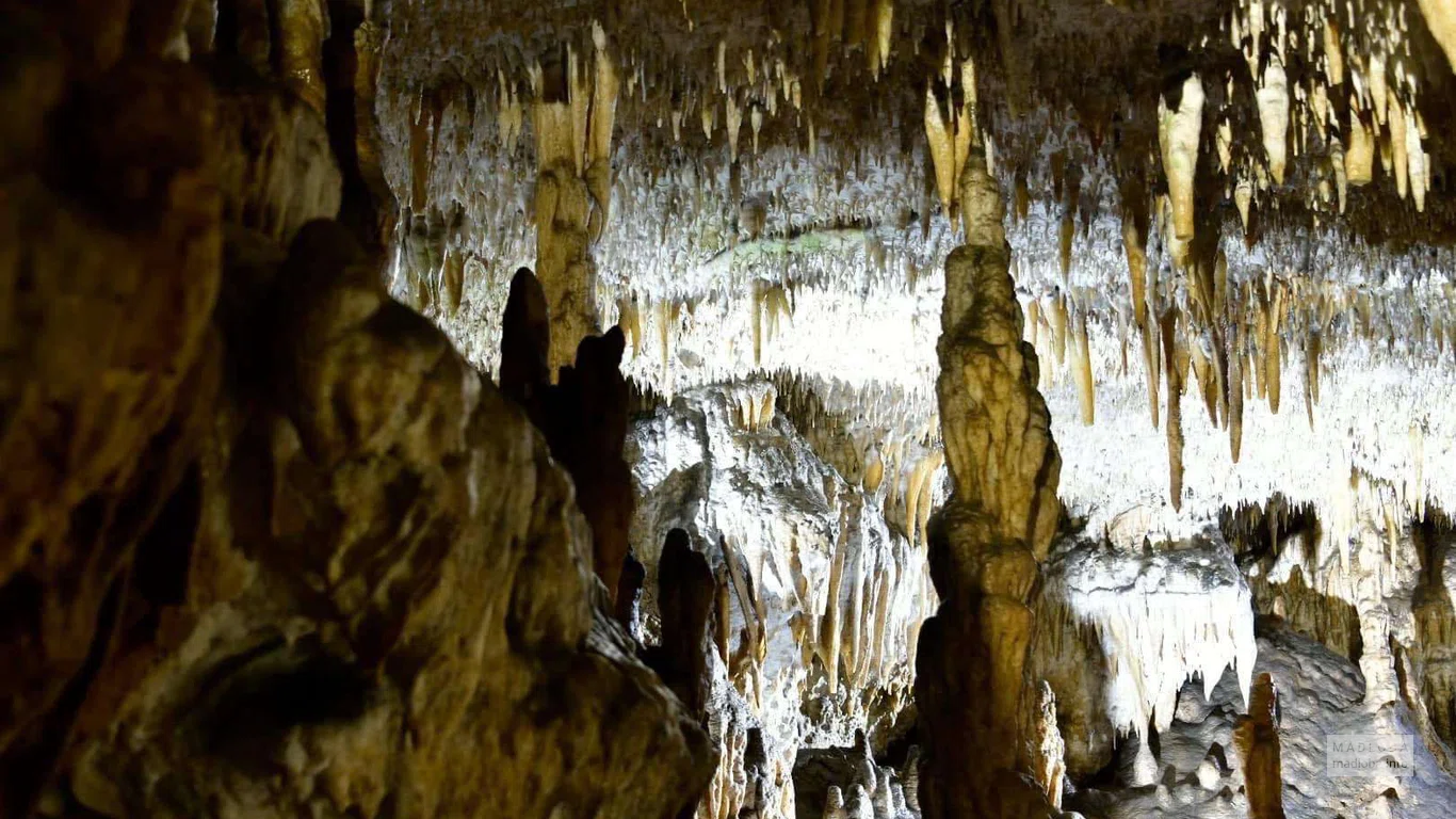 Сталактиты в пещере Навенахеви