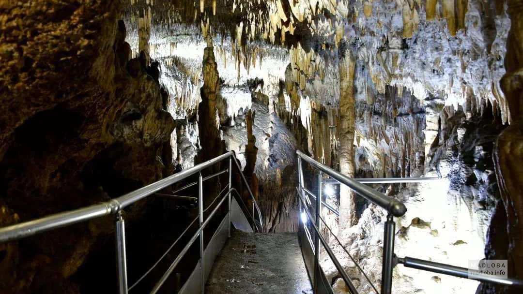 Туристический помост в пещере Навенахеви