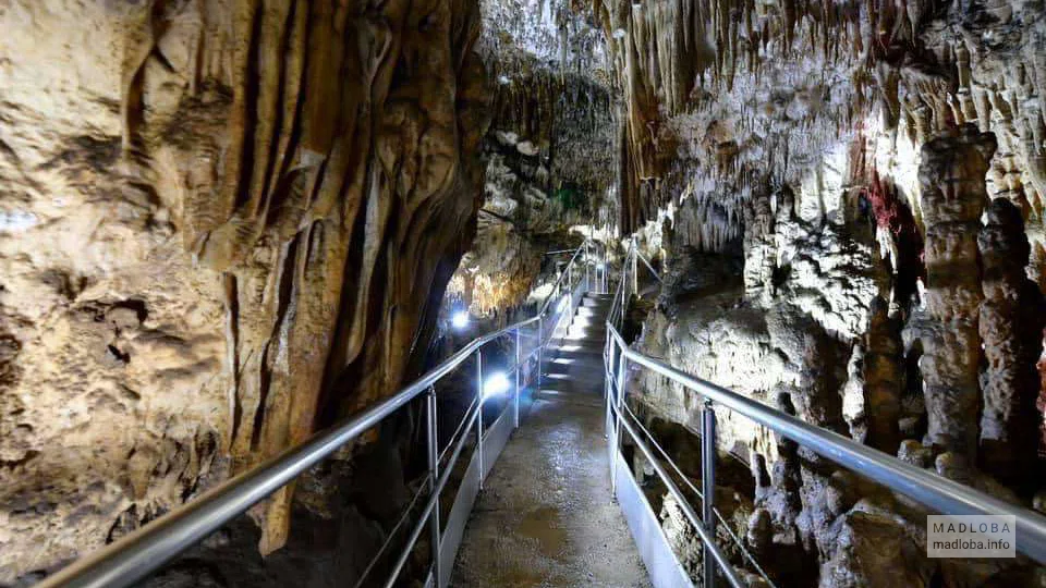 Тропа среди сталактитов и сталагмитов в пещере Навенахеви