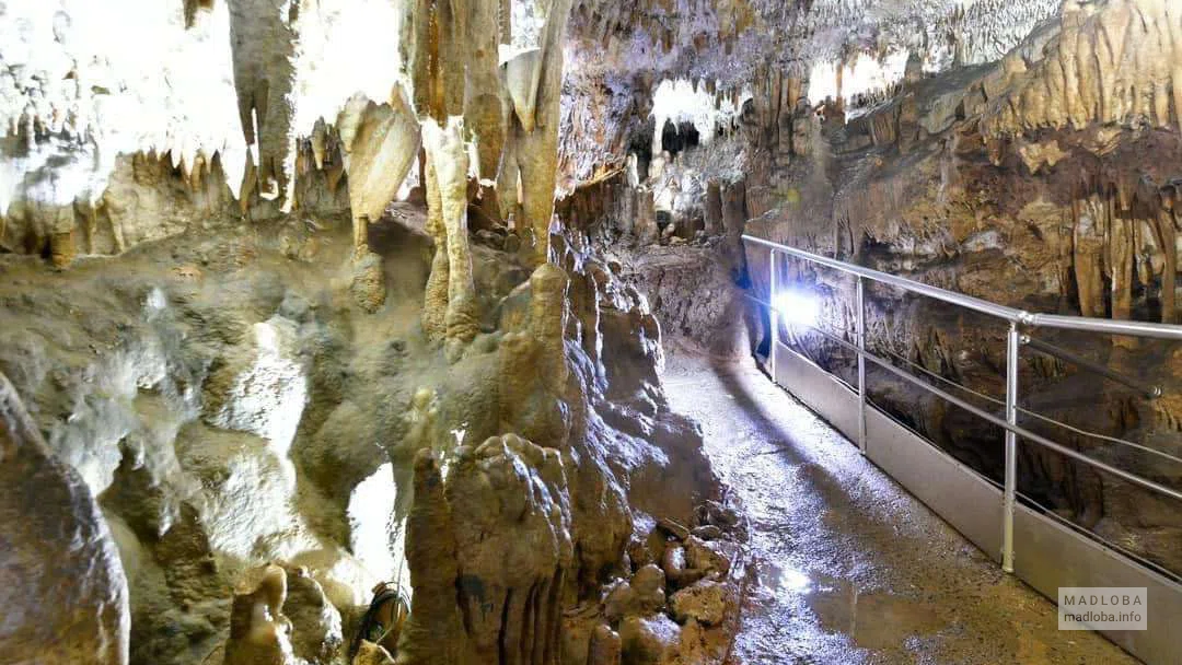 Туристическая тропа в пещере Навенахеви