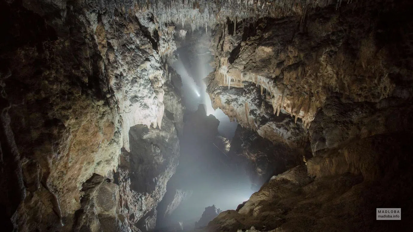 Узкие проходы в пещере Навенахеви