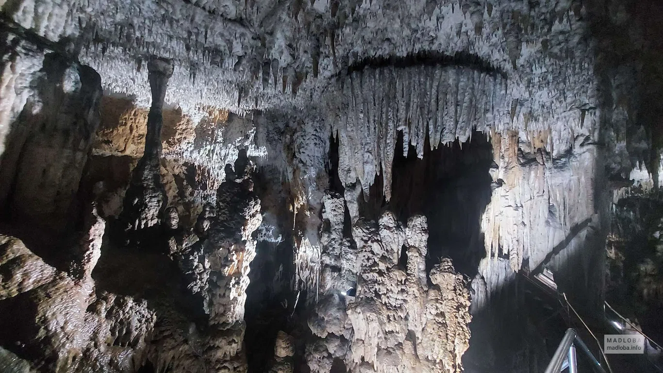 Завораживающий вид в пещере Навенахеви