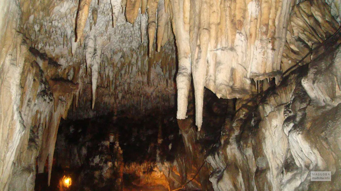 Сталактиты свисают со свода пещеры Навенахеви