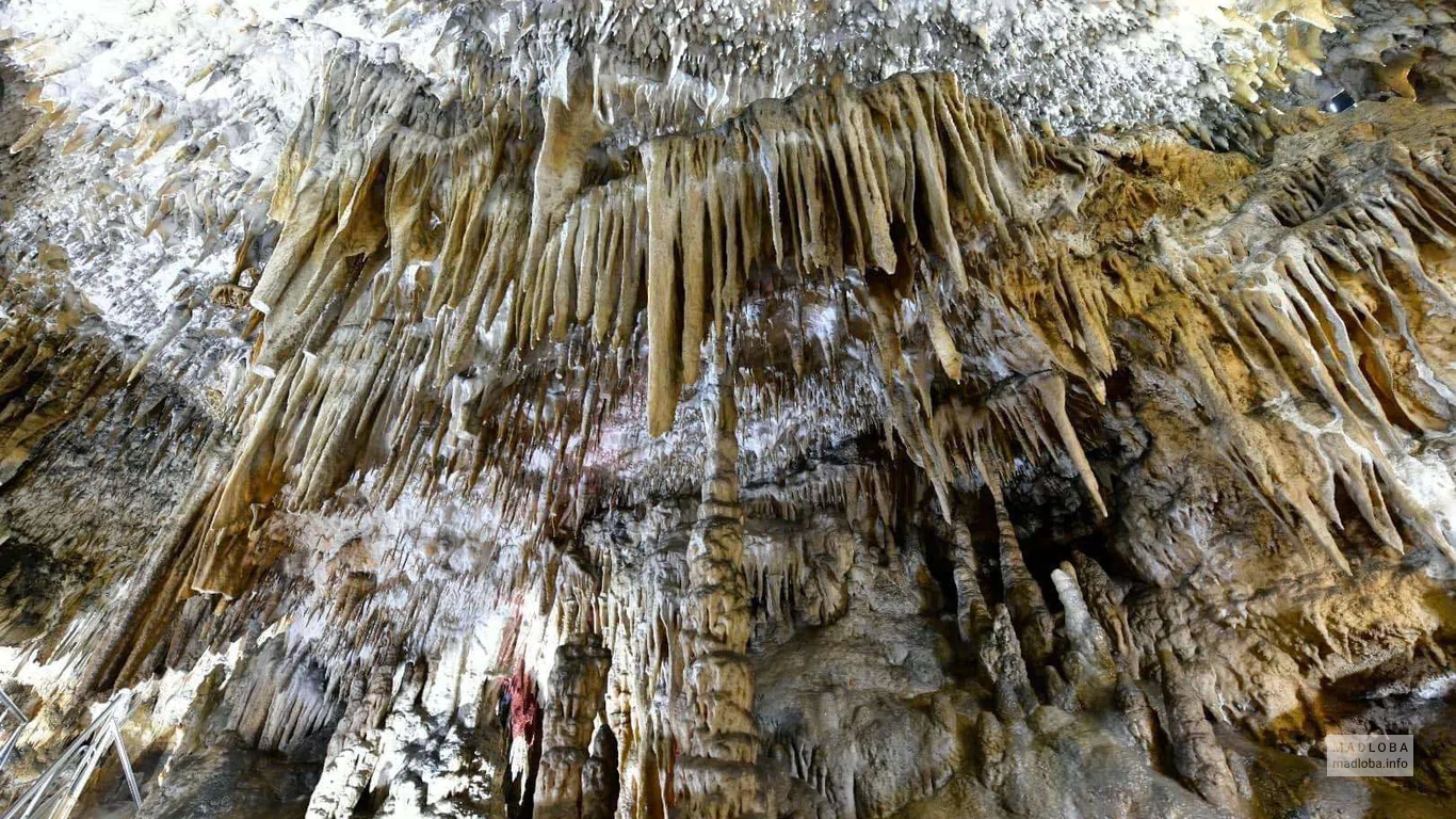 Сталактиты как копья свисают с потолка пещеры Навенахеви