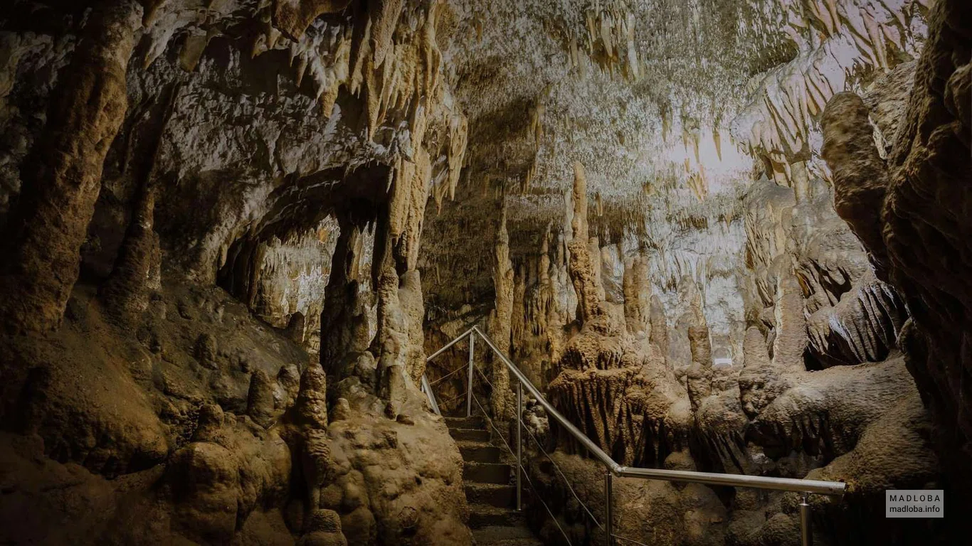 Лестница для осмотра туристами в пещере Навенахеви