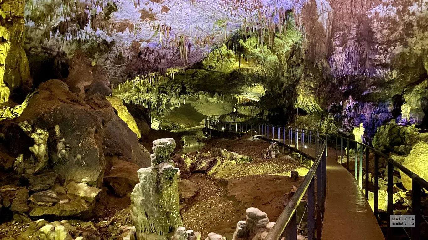 Туристическая тропа в пещере Прометея
