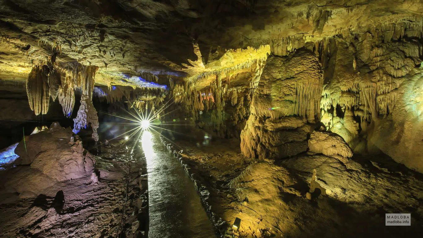 Природные колонны в пещере Прометея