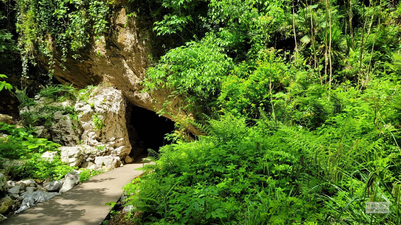 Вход в пещеру Прометея