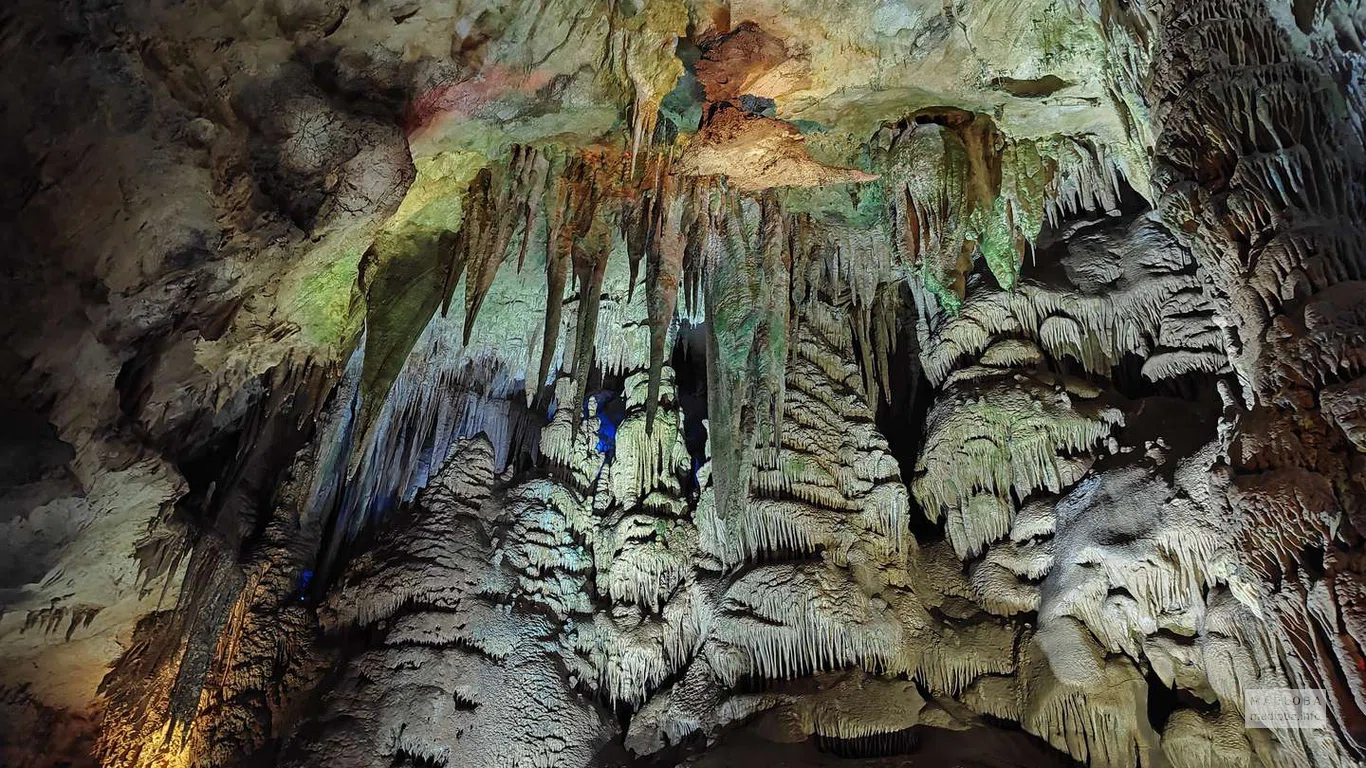 Свисающие острые сталактиты в пещере Прометея