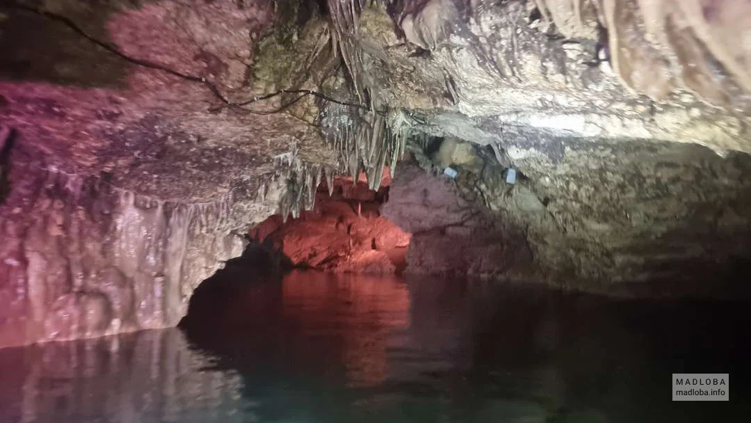 Подземная река в пещере Прометея