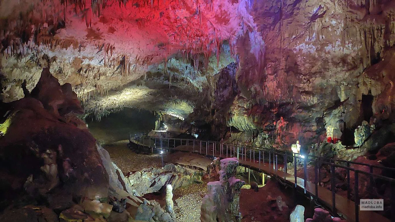 Низкие своды в пещере Прометея