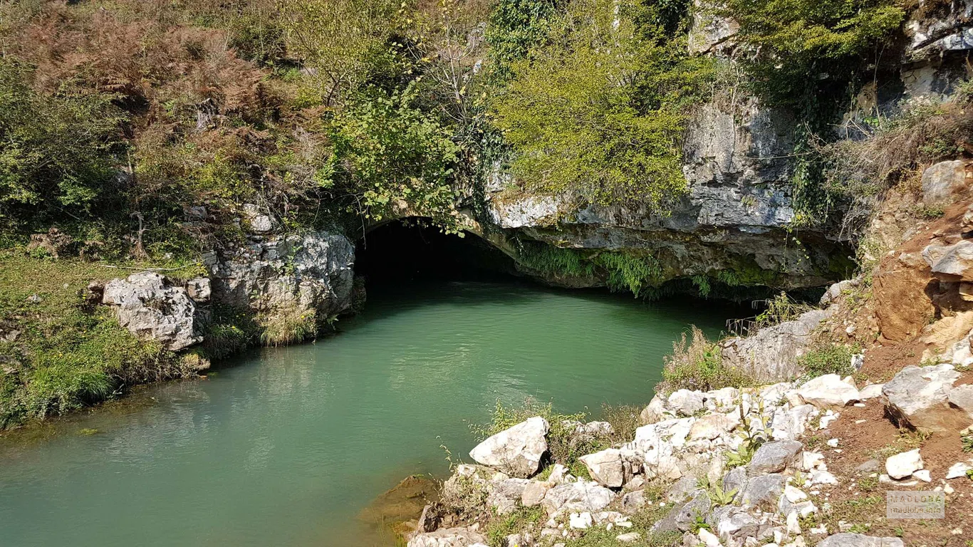 Затопленный вход в пещеру Прометея