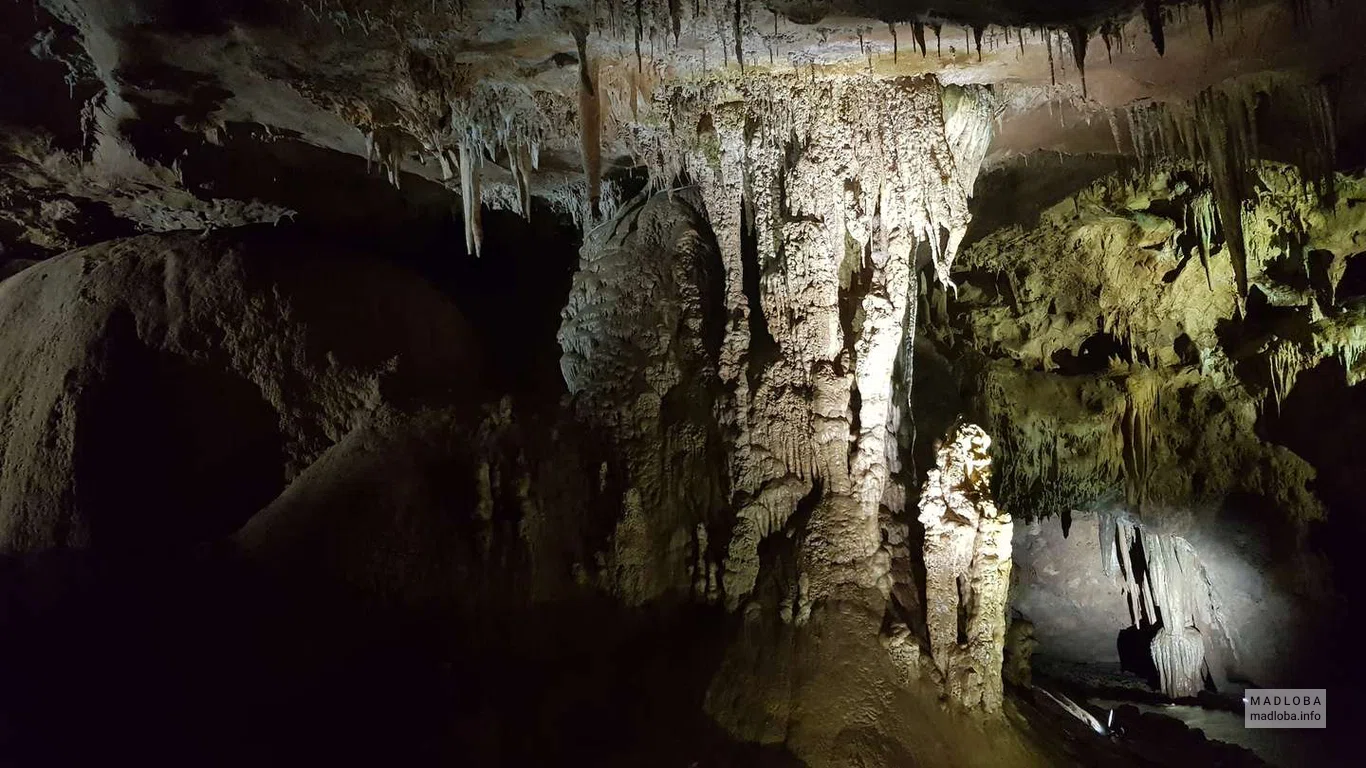 Сталактиты и сталагмиты образуют единое целое в пещере Прометея