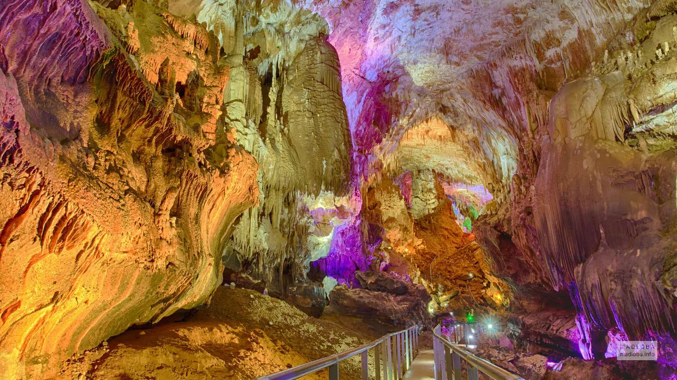 Яркая красочная пещера Прометея