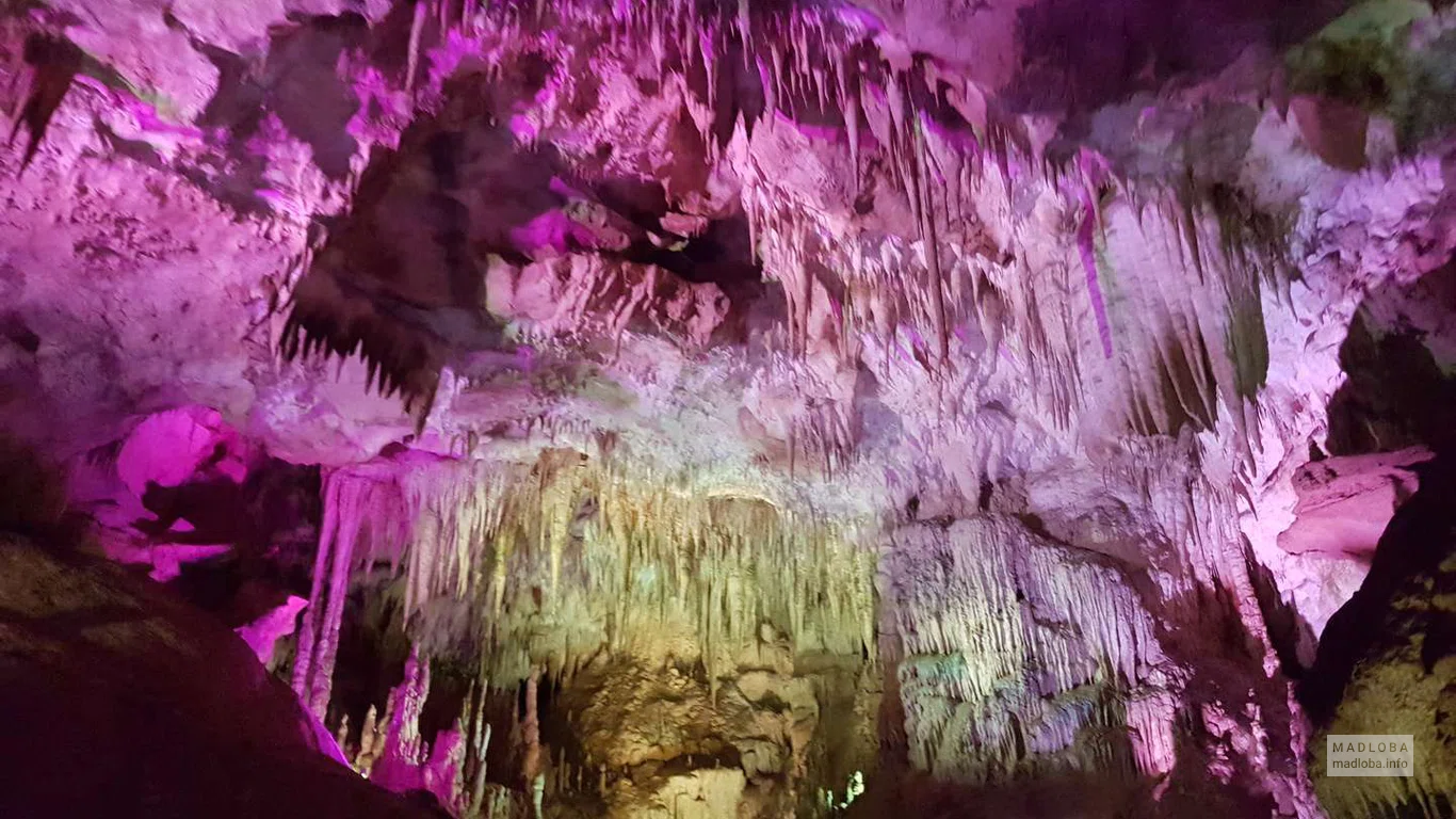 Сталактиты в подсветке в пещере Прометея