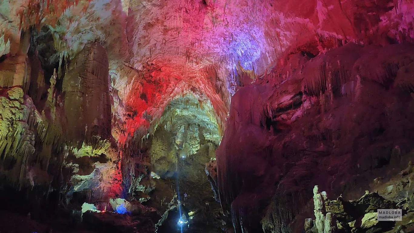 Высокие своды в пещере Прометея